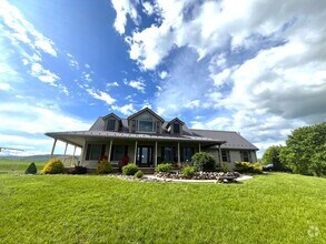 Building Photo - Spacious 4BR/3.5BA Single Family Home on 2...