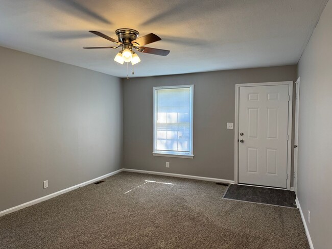 Building Photo - Great Location! 2 bed 1 bath off 101st!