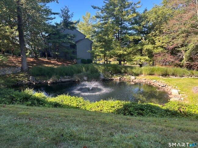 Building Photo - 10 Ledgewood Dr