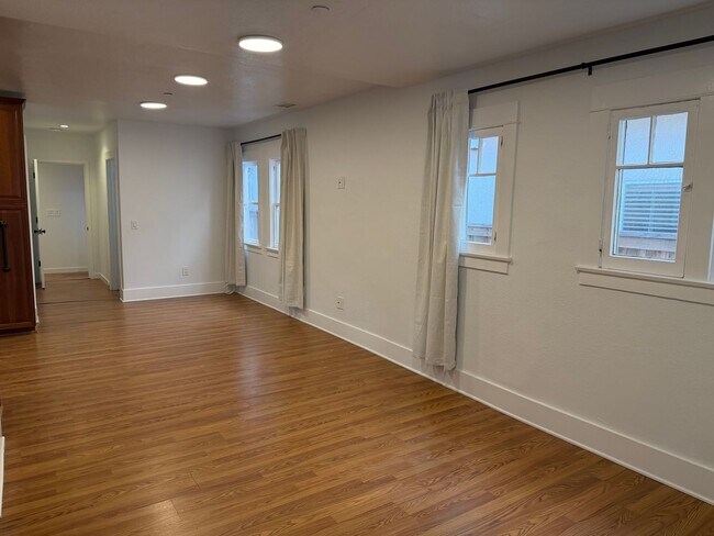 Building Photo - 603 8th St