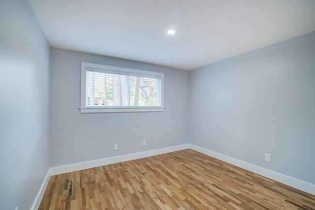 Building Photo - 3Bd/1.5Ba Bellevue House