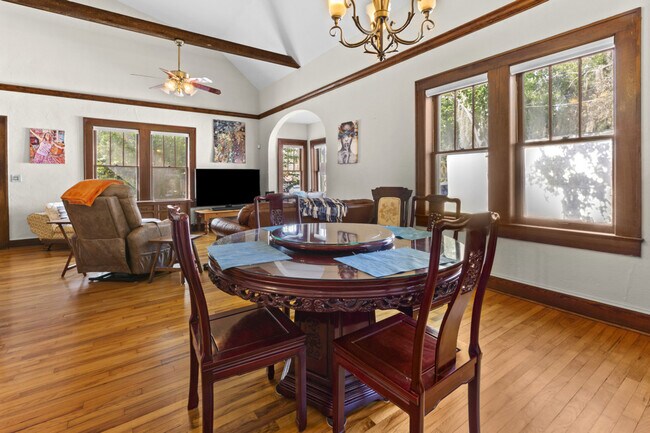 Building Photo - 204 NE 3rd Ave