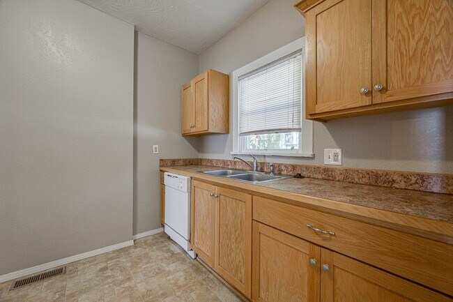 Building Photo - COLLEGE PRE-LEASING