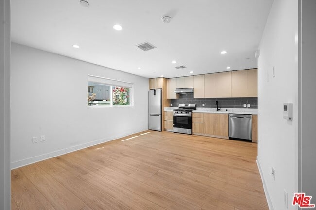 Building Photo - 1530 S Hayworth Ave
