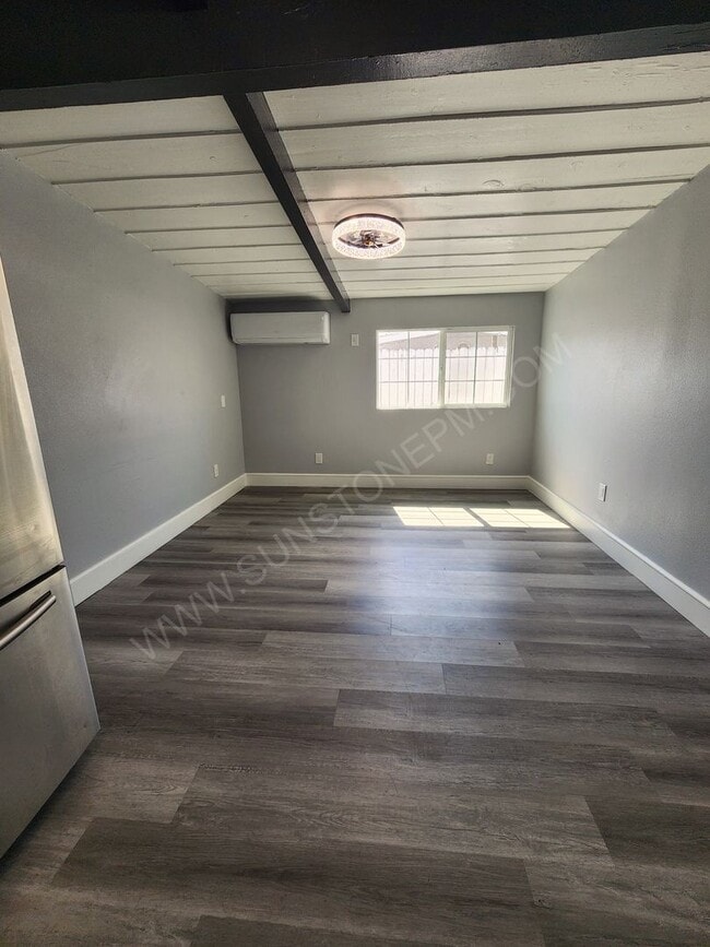 Building Photo - 2 Bedroom, 1 bathroom