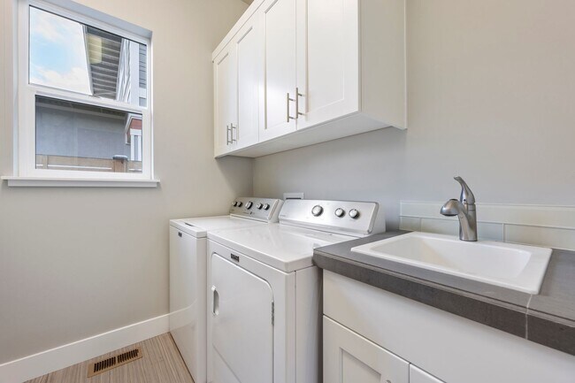 Building Photo - 63374 NW Clearstone Dr