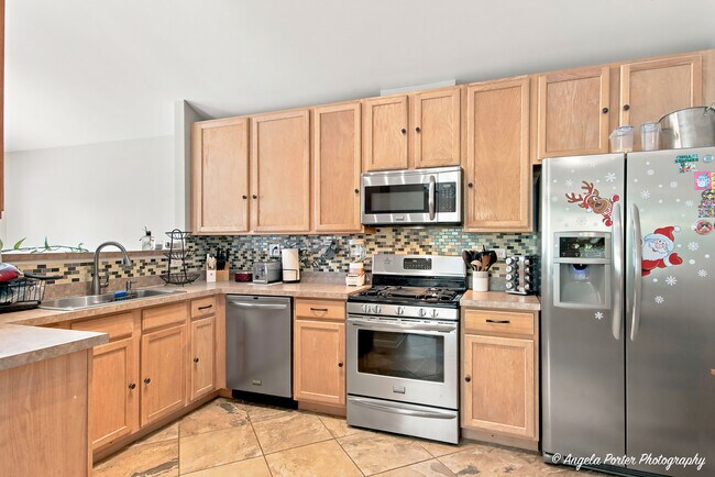 Building Photo - 649 S Parkside Dr