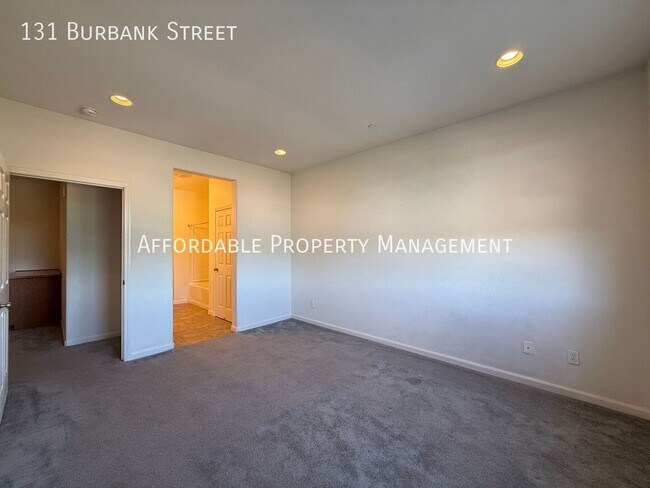Building Photo - 131 Burbank St