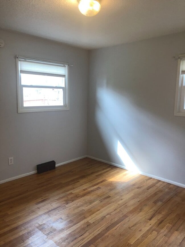 Building Photo - Spacious Mt Scott 3 bedroom house- Fenced backyard- Garage- W/D