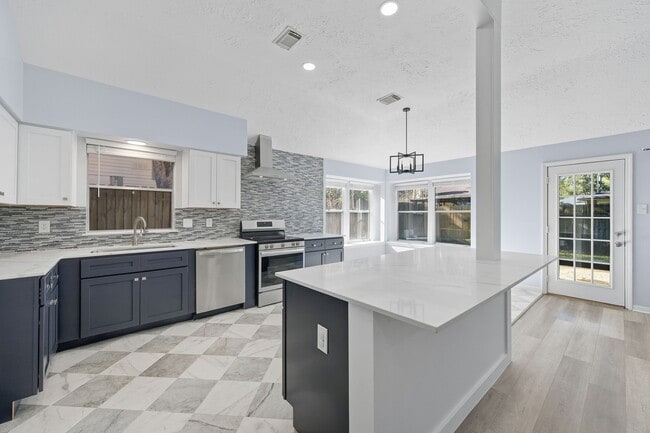 Building Photo - 2835 Twin Knolls Dr