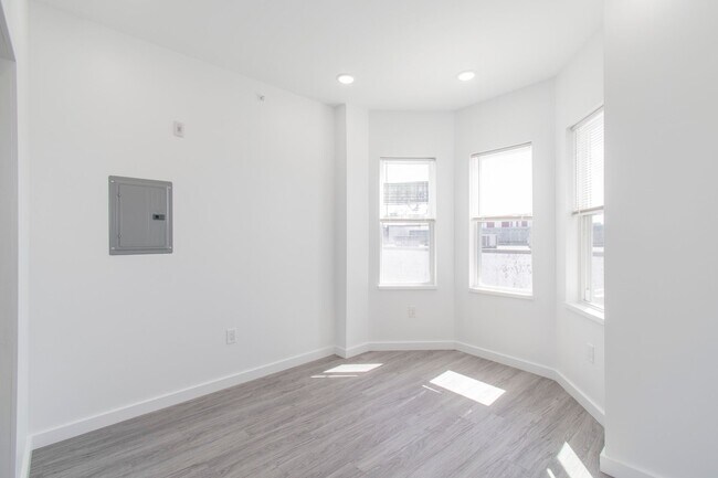 Building Photo - New! Renovated & Modern Apartment