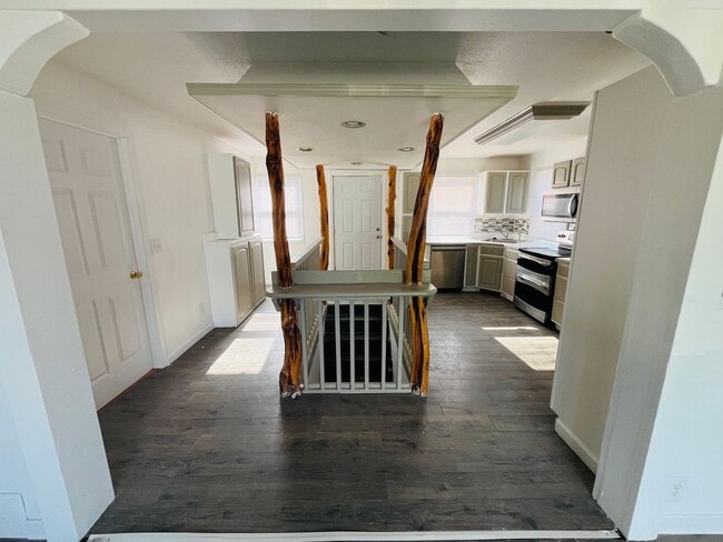 Building Photo - 4 bed, 3 bathroom Home