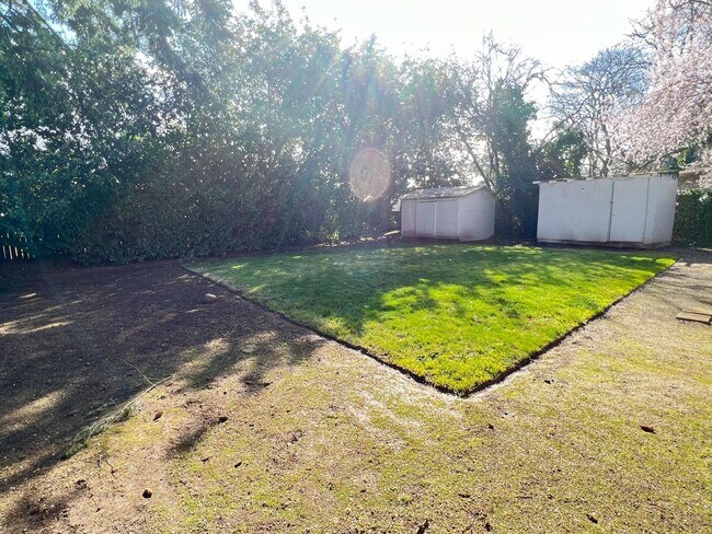 Building Photo - Charming Single-Level Living with Bonus Flex Space & Private Yard