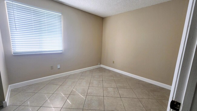 Building Photo - 8463 Dynasty Dr