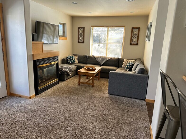 Building Photo - 424 Wolf Park Ln