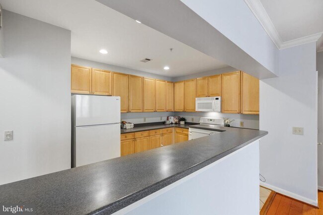 Building Photo - 4950 Brenman Park Dr