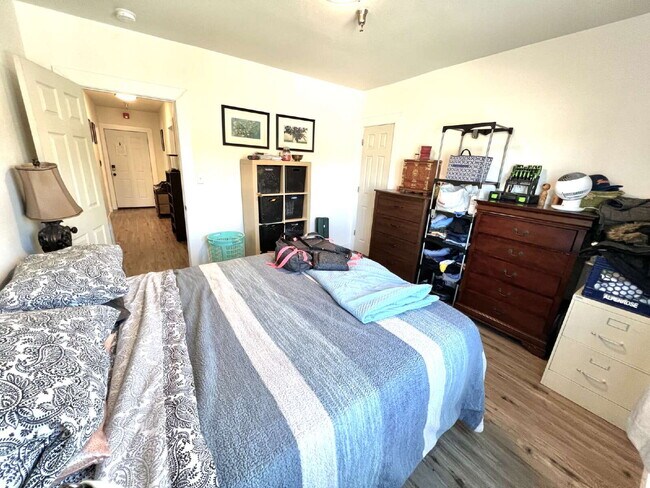 Building Photo - Corner Unit in the Heart of the Tacoma Art District!