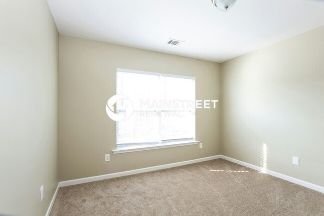 Building Photo - 3 Bedroom Pet-Friendly Home in Charlotte, NC with Main Street Renewal