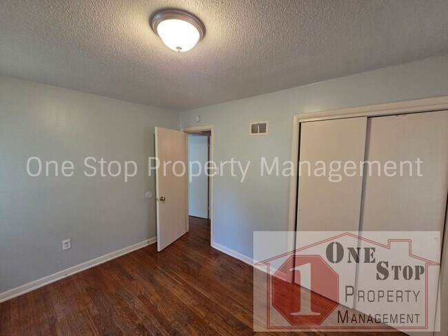 Building Photo - Beautiful 2 Bedroom 1 Bathroom in Lee Summit!