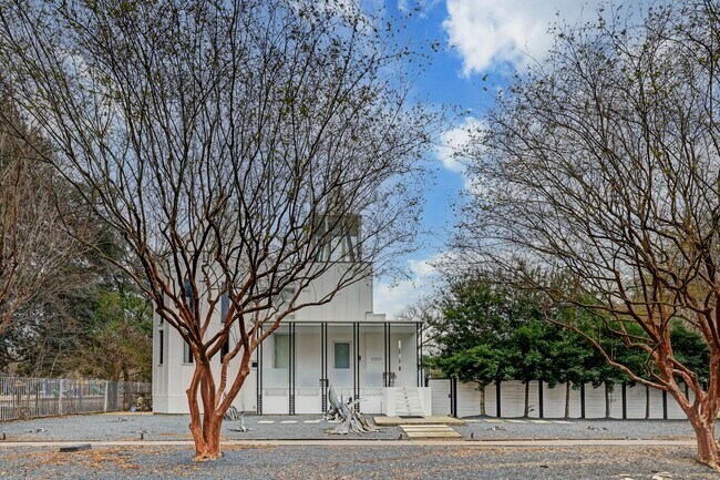 Primary Photo - 2200 Harvard St