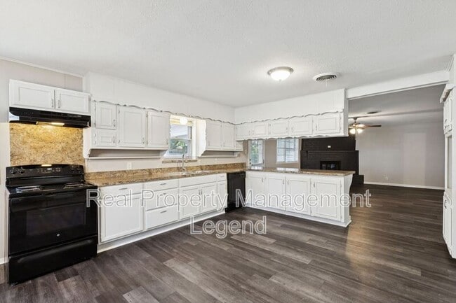 Building Photo - 7009 Corona Dr