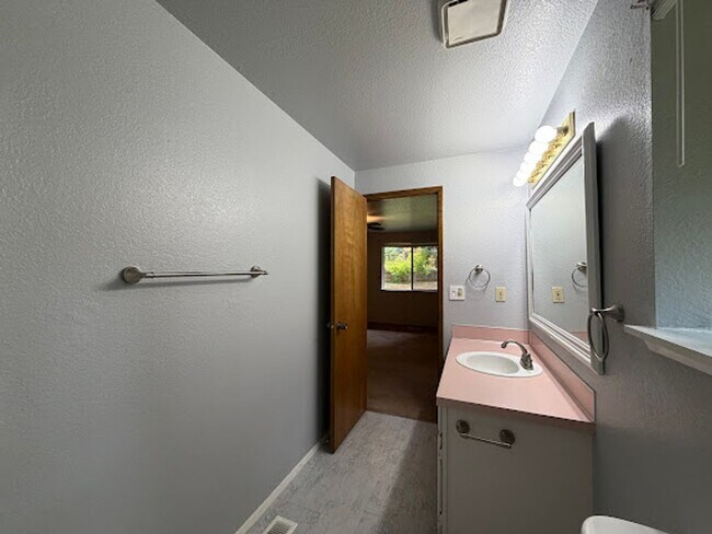 Building Photo - Spacious living with city access 3 bed 2 bath rambler!