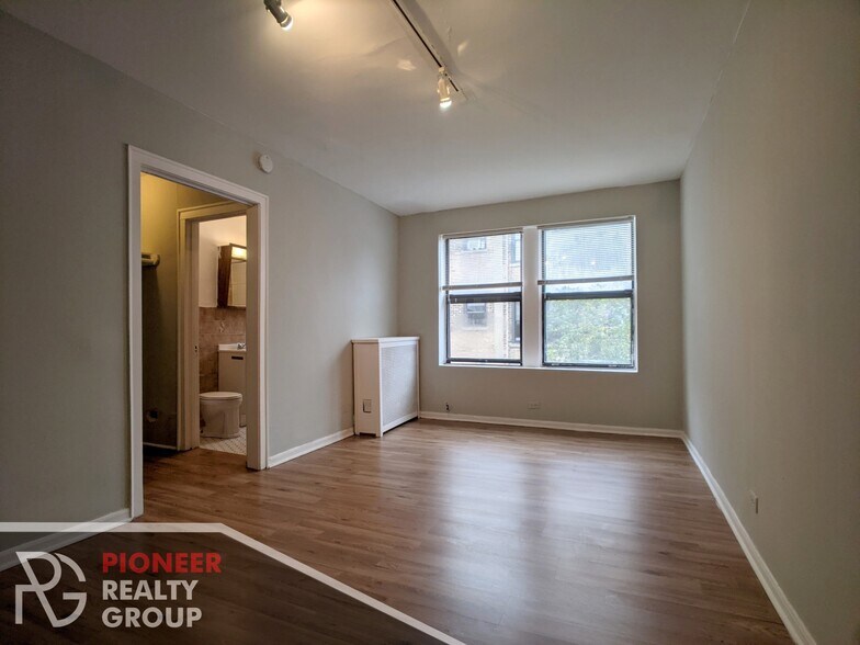 Building Photo - 739 W Belmont Ave
