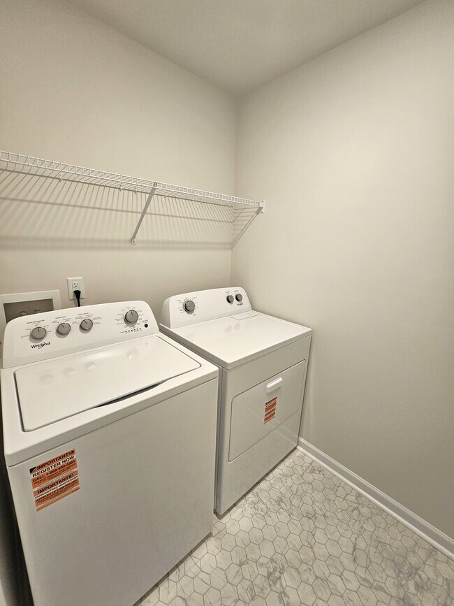 Building Photo - 942 Pineland Dr