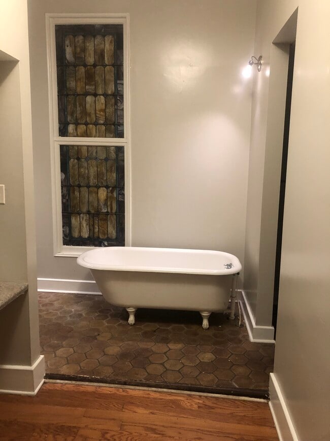 Relaxing Claw Foot Tub - 2098 Cowden Ave