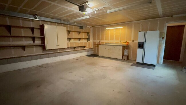 Building Photo - Fantastic 3 bedroom 2 bath Home in Montere...