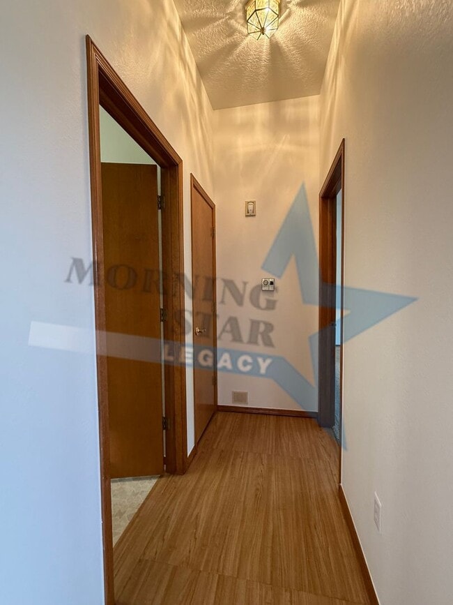 Building Photo - Move-in Special! Charming Home with Mountain Views!