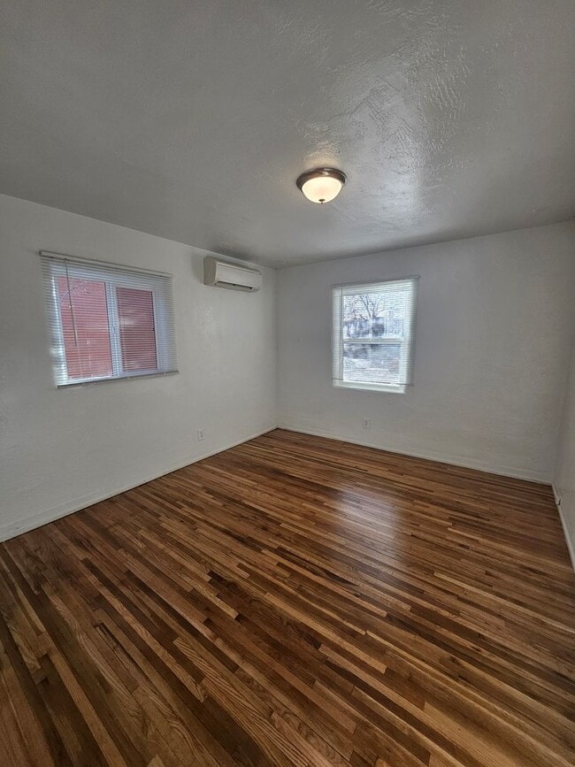 Building Photo - 1216 Columbia Dr NE