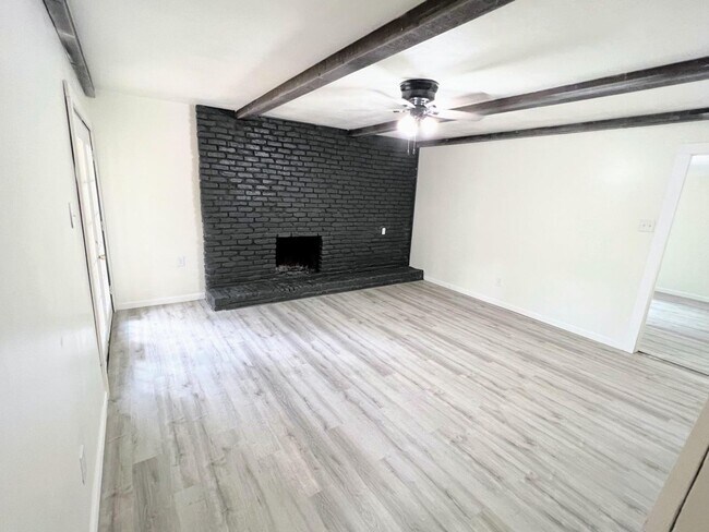 Building Photo - PRE-LEASING FOR FALL: Check out this Renov...
