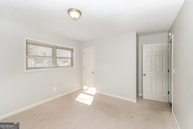 Building Photo - 1135 Pontiac Cir