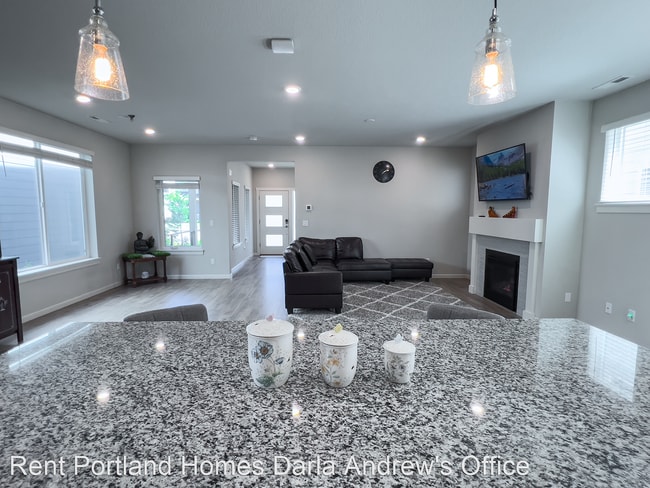 Building Photo - 3 br, 2.5 bath House - 3527 SE Reed Drive