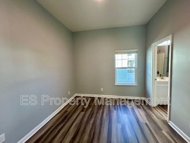 Building Photo - 838 N Temple Ave