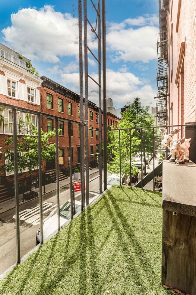 Building Photo - 364 6th Ave