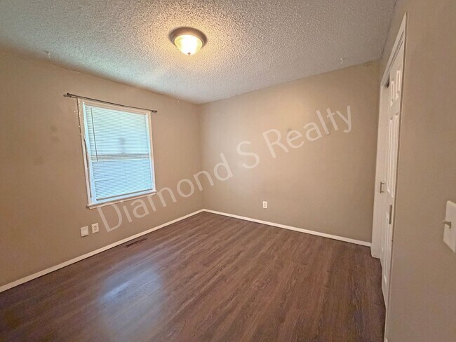 Building Photo - 1006 W Edgewood St