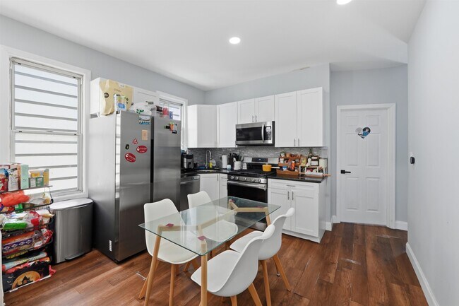 Building Photo - 17 Troy St