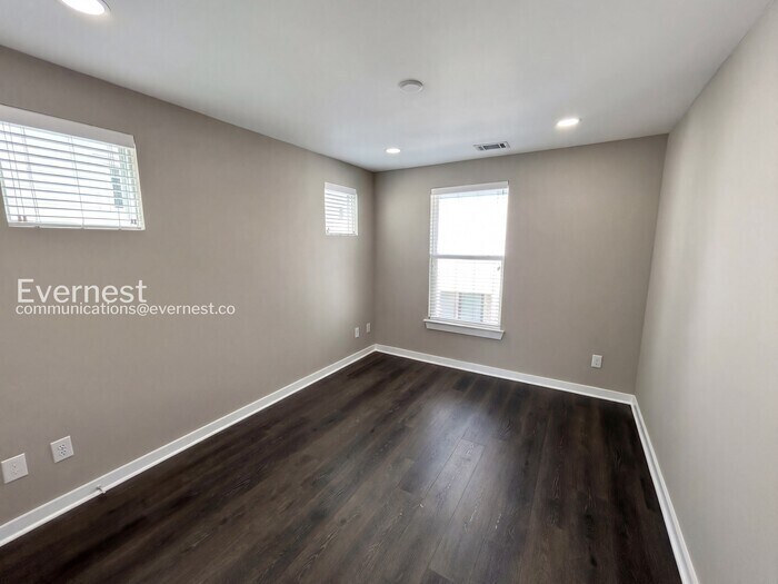 Building Photo - 305 Jeffries Wy