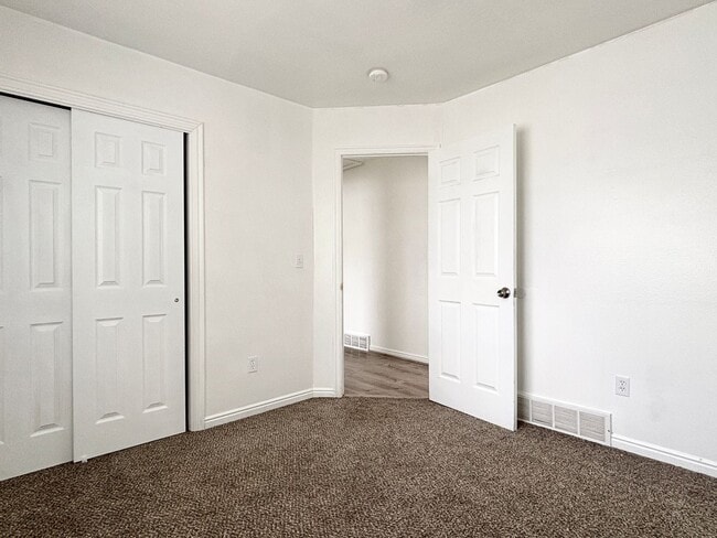 Building Photo - Bright & Spacious Rambler in Rose Park!
