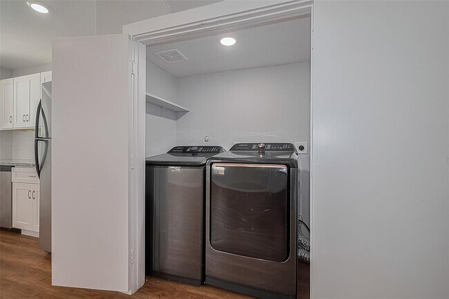 Building Photo - 6611 Bacher St