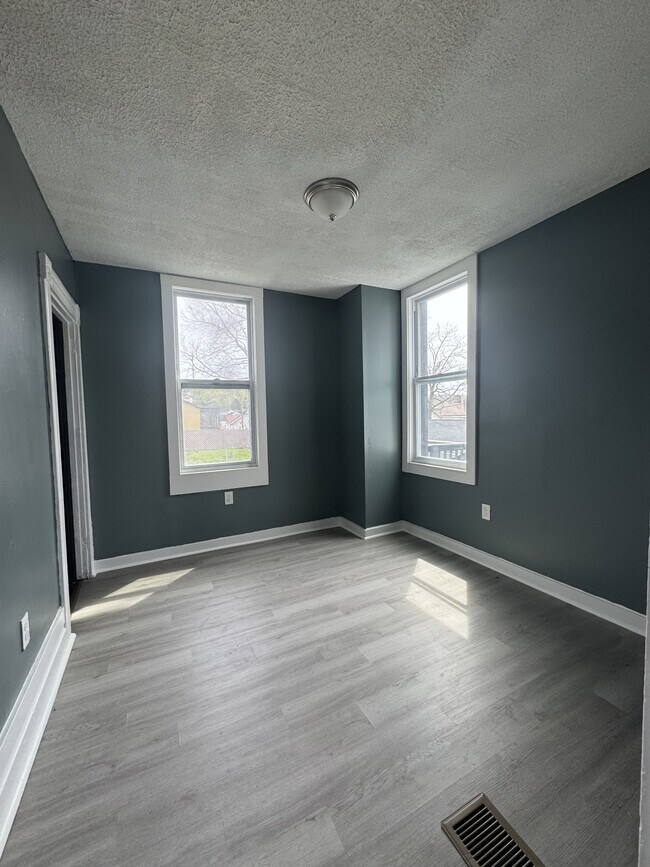 Building Photo - 3200 Brunot Ave