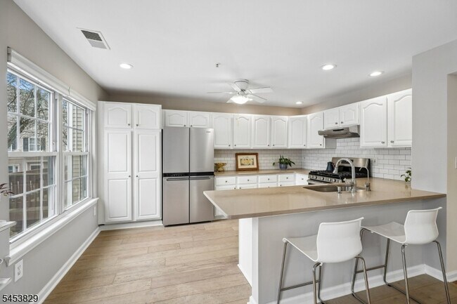Building Photo - 55 Greenbrook Dr