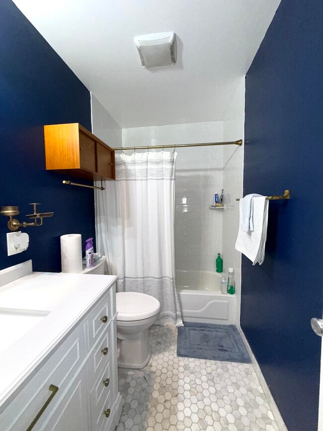 Building Photo - 409 N Cypress Dr