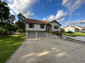 Building Photo - 15640 Top Dr