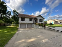Building Photo - 15640 Top Dr