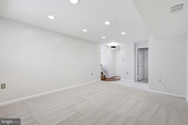 Building Photo - 7690 Green Garland Dr