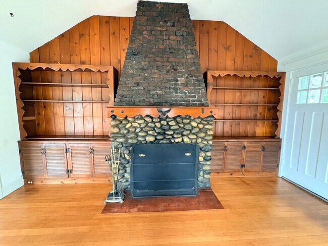 Building Photo - Charming Three Bed West Seattle Vintage Home Near Lincoln Park and Puget Sound!