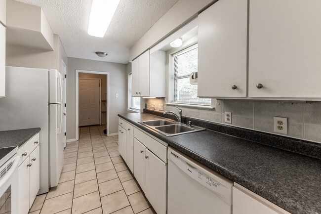 Building Photo - 1914 Rosewood Ln